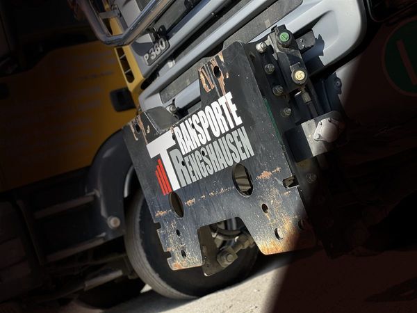 Logo-Tafel „Transporte Rengshausen“ an der Front des Lkw